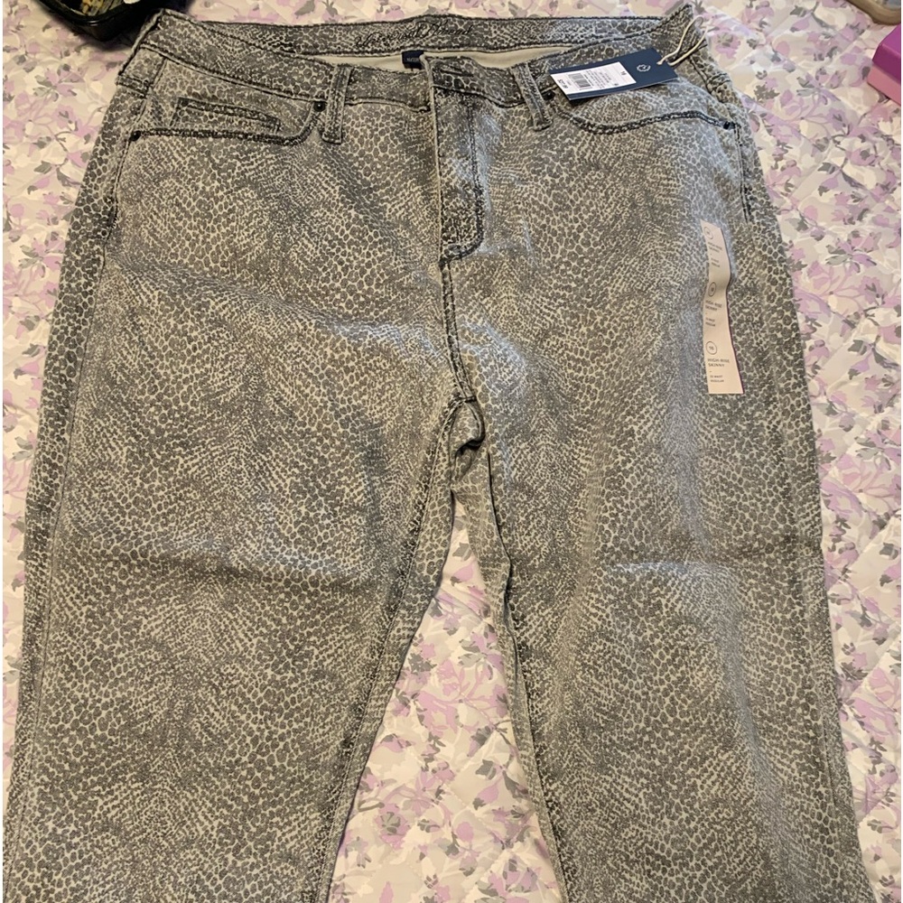 PLUS SIZE Light Gray Print Skinny Jean